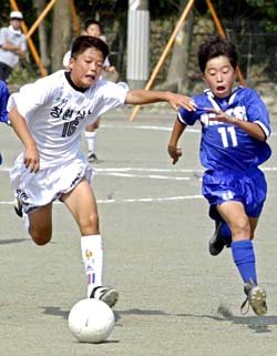 창원 상남초등학교 기성용(왼쪽)과 일본 오키쓰팀 수비수