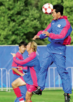 헤딩 연습중인 김도훈