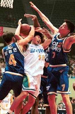 '올해는 꼭 우승 할께요'이상민(가운데)이 삼보전에서 리바운드를 다투는 지난시즌 장면