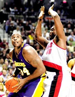 슛 기회를 노리는 샤킬 오닐(왼쪽)
