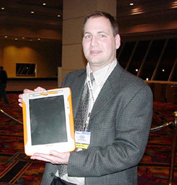 마이크로소프트 직원이 태블릿PC를 선보이고 있다.