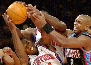 필사적으로 볼을 잡고 있는 글렌 라이스(왼쪽)