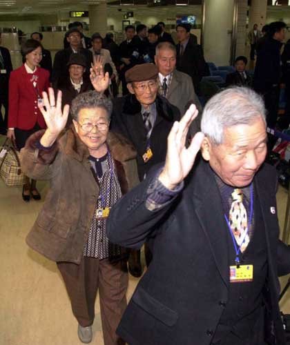 남측방문단이 북한을 방문하기 위해 비행기에 오르며 손을 흔들고 있다.