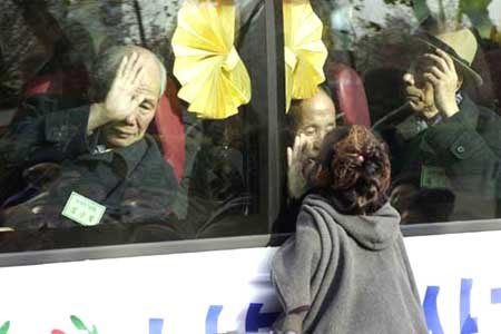 북측 방문단의 김재천씨가 차창을 사이에 두고 손녀와 뽀뽀를 하고 있다.