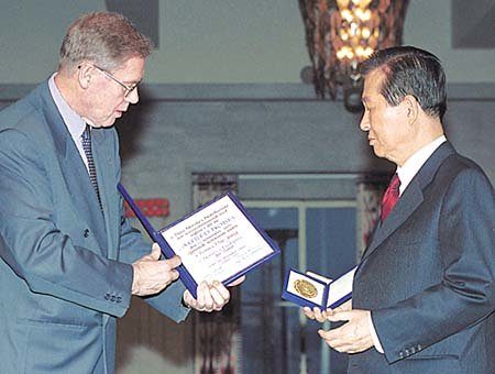 9일 오후 노벨평화상 시상식 예행연습행사에서 김대중 대통령이 증서와 메달을 받고 있다.