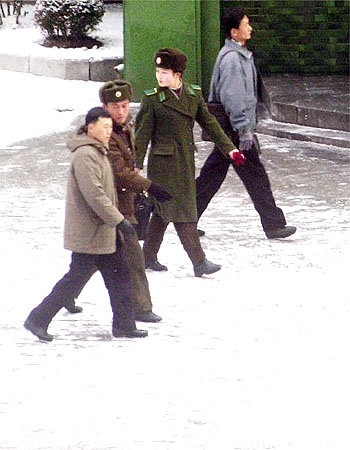 첫눈이 내린 평양시에서 평양시민들이 출근길을 재촉하고 있다.