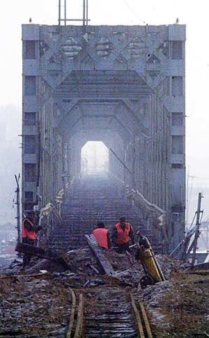 육군 건설단 장병들이 14일 임진강 자유의 다리 북측 지역에서 경의선 옛 철로를 제거하고 있다.