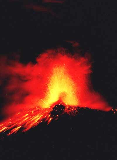 19일 포포카테페틀 화산이 폭발하고 있다