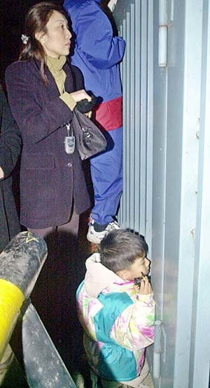 23일 밤 국민은행 연수원 밖에서 노조원 가족들이 안에있는 가족을 만나기위해 서성이고 있다.