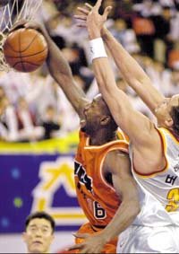 신세기 빅스의 브룩스(왼쪽)가 동양 오리온스의 버나드에 한발 앞서 리바운드를 잡아내고 있다.