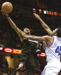 아이버슨(왼쪽) '밀어도 넣는다'