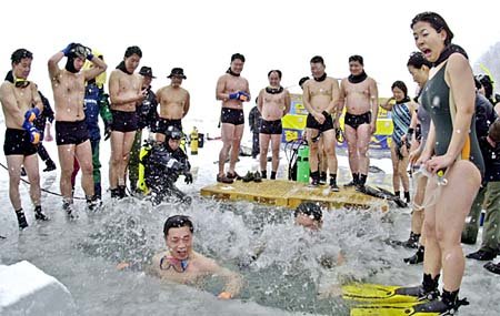 7일 전국에 폭설이 내린 가운데 경기 연천군 임진강에서 50여명이 맨몸으로 얼음을 깨고 강물 속으로 들어가는 대회를 개최했다.