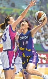 정은순(왼쪽)과 정선민의 골밑 사투