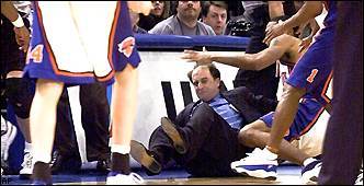 캠비의 머리에 부딪쳐 코트바닥에 쓰러진 밴 건디 뉴욕 감독