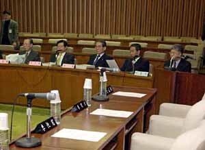 국회 공적자금 국정조사장은 나흘째 같은 표정이다.