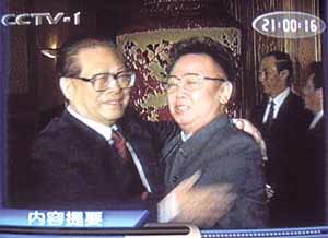 20일 밤 중국 관영 CCTV에 공개된 김정일위원장과 장쩌민 중국 국가주석의 모습.