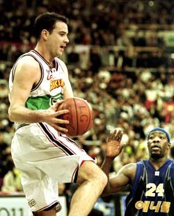 이버츠(왼쪽)와 삼성 맥클래리의 대결