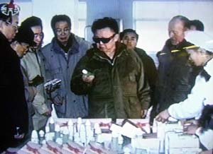 북한 김정일이 방중후 신의주시 화장품공장을 둘러보고 있다.