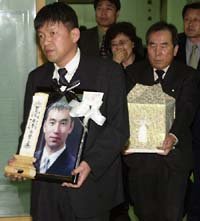 이수현씨 유해 부산공항에 도착