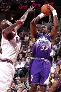 말론(오른쪽) '두점 배달이요'