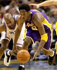 브라이언트(오른쪽) 루즈볼을 따내고 있다.