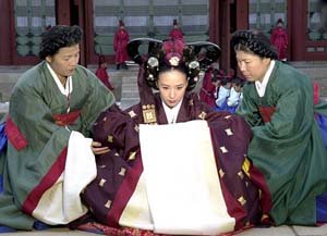 정난정이 '정경부인'의 직첩을 받고 눈물 글썽이는 연기를 하는 강수연.