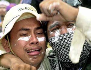 와히드 하야를 요구하는 시위자들