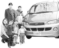 한국수양부모협회 직원과 위탁 어린이들이 익명의 기부자가 보내준 승합차 앞에서 포즈를 취했다.