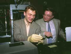 미국 유타 대학에서 플라스틱 LED 연구를 진행하고 있는 마커스 올제넌트(왼쪽)와 밸리 발데니(오른쪽) 교수