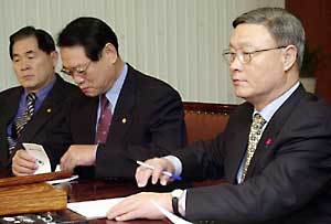 김중권대표가 3일 오후 당사에서 고위당직자회의를 주재하고 있다.