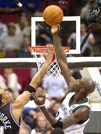 가넷(오른쪽)의 위력적인 블록슛