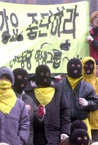 지난해 12월 명동성당에서 농성을 하고 있는 한국통신 노조원들