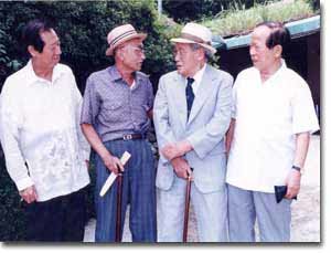 96년 9월 만나 포즈를 취하고 있는 남승룡옹(왼쪽)과 손기정옹.