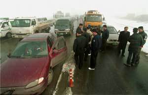 사고 수습하는 운전자들