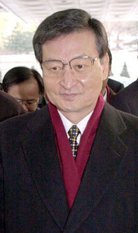 한나라당 강삼재의원(위쪽)과김기섭 피고인(아래).