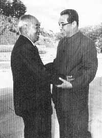 1975년 평양에서 북한 김일성 주석과 만난 한덕수(왼쪽) 조총련 의장