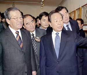 JP에게 휘호 설명하는 YS