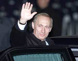 푸틴 대통령이 서울공항에서 리무진을타기전에 손을 들어 인사하고 있다.