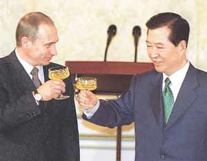 김대통령과 푸틴 러시아 대통령이 27일 청와대에서 열린 공식 환영만찬에서 건배하고 있다.