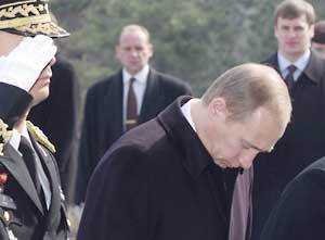 푸틴 대통령이 27일 국립묘지현충탑에서 참배하고 있다.