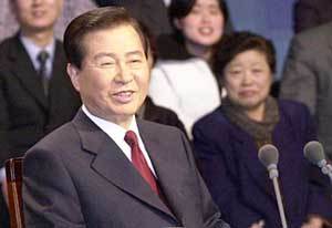 김대통령이 1일오후 '국민과의 대화'에서사회자의 질문에 답변하고 있다.