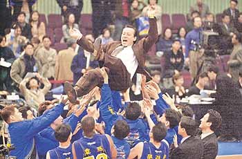 정규리그 우승을 차지한 삼성선수들이 김동광감독을 헹가래치며 기쁨을 만끽하고 있다.