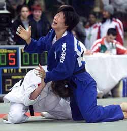 이복희(오른쪽)가 우승을 확정짓는 순간 기쁨의 눈물을 흘리고 있다.