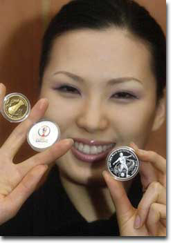 2002한일월드컵 기념주화 발표회에서 행사 도우미가 기념주화를 들어보이고 있다.