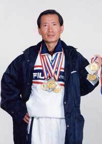 미우라씨가 그동안 받은 동아마라톤 참가메달을 들어보이고 있다.