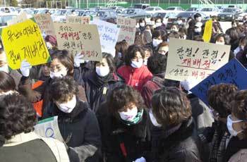 '우리 아이 못보낸다'신입생 학부모 200여명이 침묵시위를 벌이고 있다.