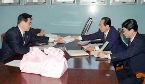 남북 적십자사 연락관들이 15일 판문점중립국감독위 회의실에서 서신교환을 하고 있다.