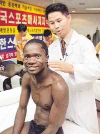 96년 애틀랜타 올림픽 금메딜리스트 투과니(왼쪽)가 15일 선수촌에서 김태영박사로 부터 근육점검을 받고 있다.