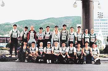 한국통신 사내 동호회 '산 내 들'이 최근 참가했던 마라톤대회에서 포즈를 취했다.