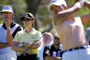 박세리(오른쪽)가 4R 8번홀에서 아니카 소렌스탐이 지켜보는 가운데 드라이버티샷을 날리고 있다.[AP]